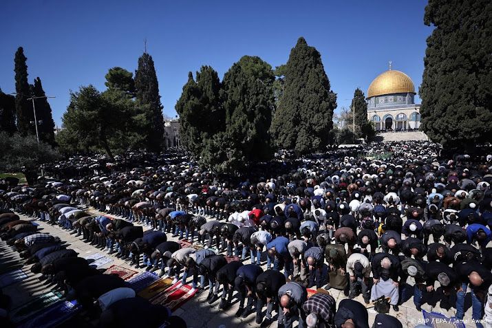 Tienduizenden moslims bij vrijdaggebed Al-Aqsamoskee