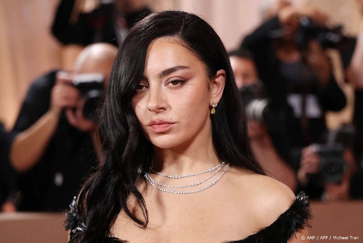 Charli XCX behaalt derde nummer 1-notering in Britse hitlijst
