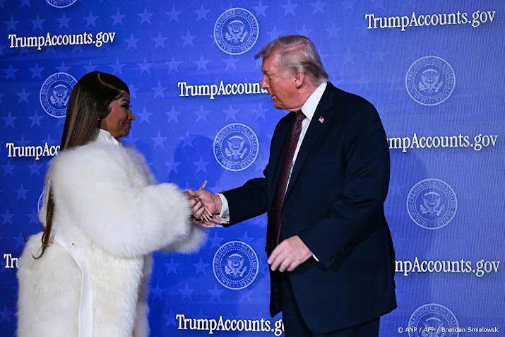 Nicki Minaj krijgt gesigneerde bijbel cadeau van Donald Trump