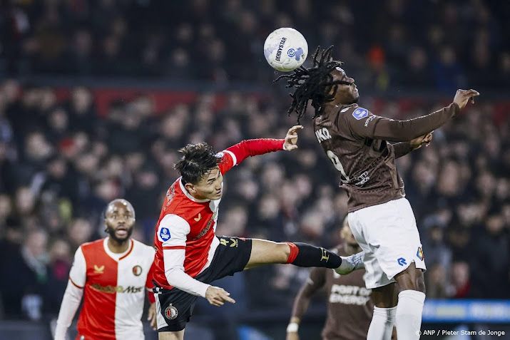 Feyenoord steviger op tweede plaats na zege met invaller Sterling