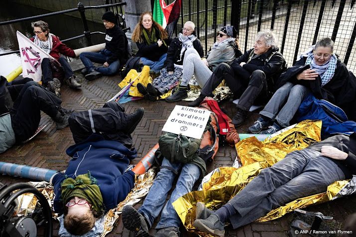 Protest XR bij hekken Huis ten Bosch bij beëdiging kabinet
