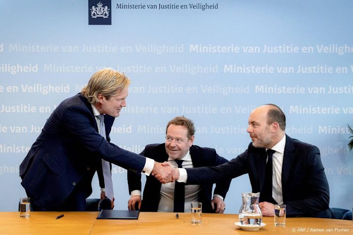 Nieuwe ministers door voorgangers verwelkomd op hun ministeries