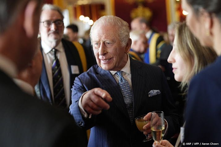 Charles reikt onderwijsprijzen uit in St. James's Palace