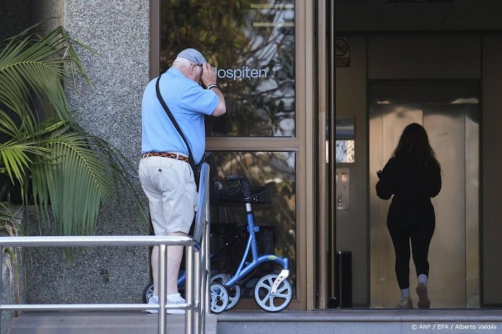 Politieagenten en journalisten voor ziekenhuis waar Harald ligt