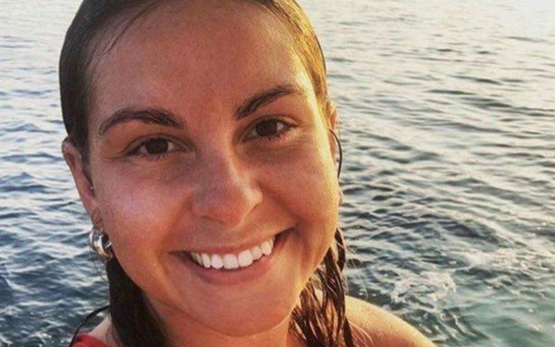 Jessica is topless aan het zonnen en redt dan familie van verdrinkingsdood: "Gelukkig trok ik mijn bikinibroekje nog aan"