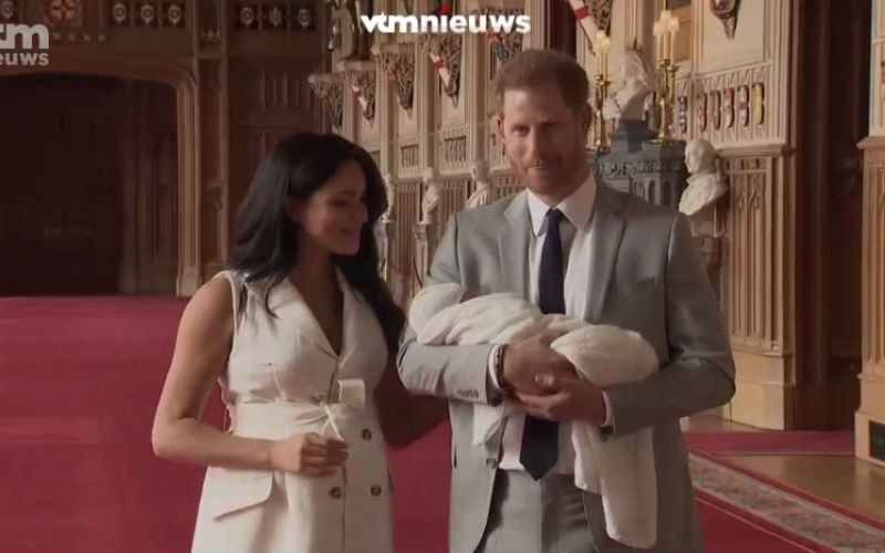 Prins Harry en Meghan Markle tonen voor het eerst hun baby (VIDEO)
