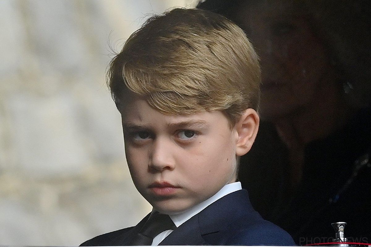 Daarom droeg prins George als enige een blauw pak op begrafenis Queen Elizabeth