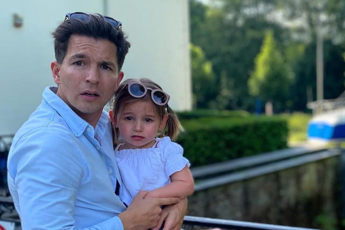 "Precies de papa": Matteo Simoni verovert harten met hilarische foto met dochter