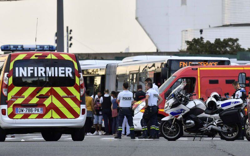 Voorbijgangers neergestoken aan metrostation in Lyon, anti-terreureenheid ter plaatse