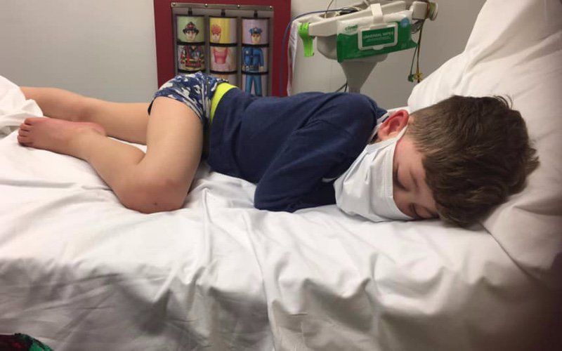 "Ga ik sterven mama?": Gezonde jongen van 5 wordt doodziek van coronavirus