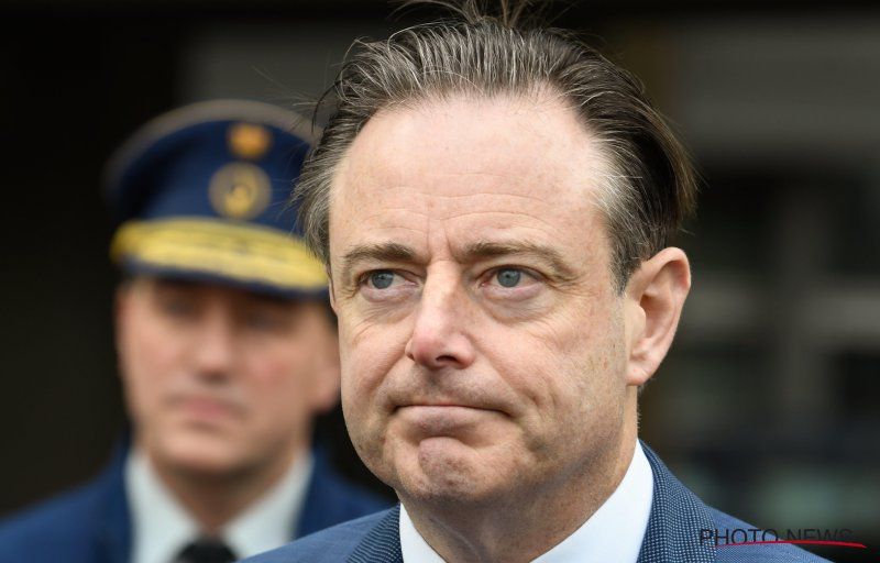 Bart De Wever spot op geniale wijze met verzender van brief met verdachte inhoud: “Bedankt aan onze secret Santa”