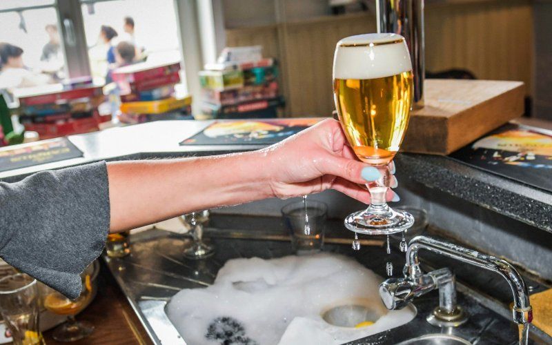 Bierprijzen stijgen opnieuw: “Mensen stoppen toch niet met bier drinken”
