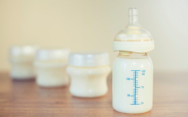 Antistoffen tegen coronavirus gevonden in moedermelk