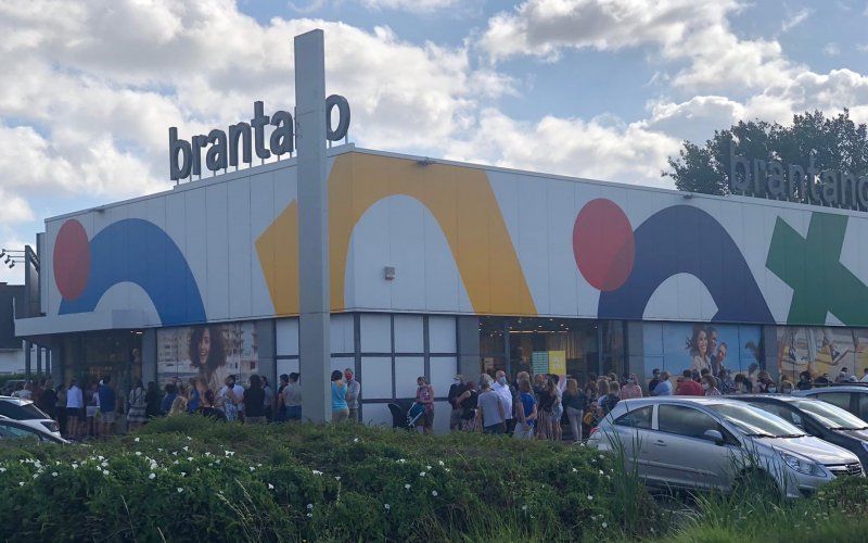 Uitverkoop Brantano zorgt voor ongeziene drukte: honderden mensen schuiven urenlang aan