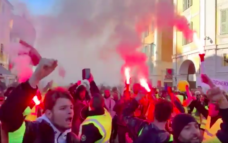 Vakbonden en gele hesjes protesteren zij aan zij tegen beleid Macron