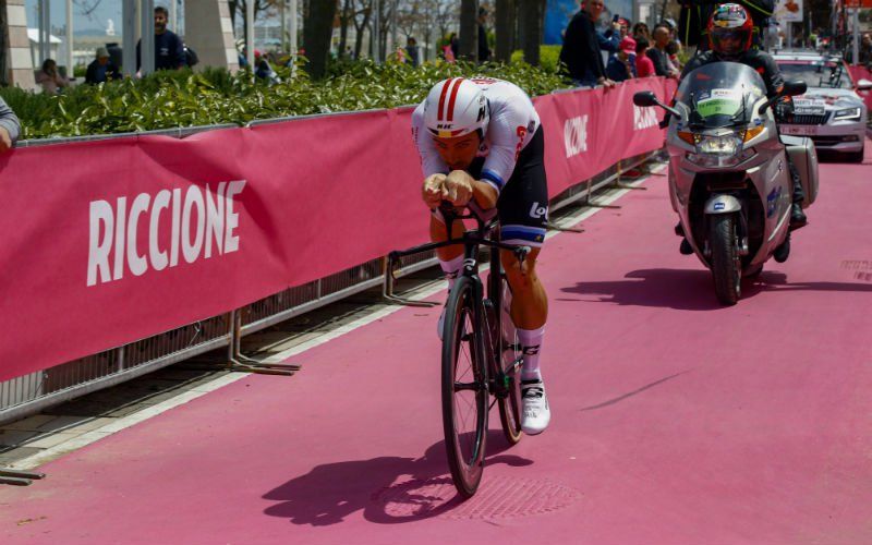 Materiaalpech nekt Campenaerts, Roglic wint tweede tijdrit in Giro