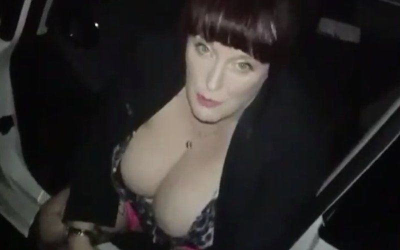 Video uitgelekt waarin agent seks heeft met pornoster op de motorkap van zijn politiewagen