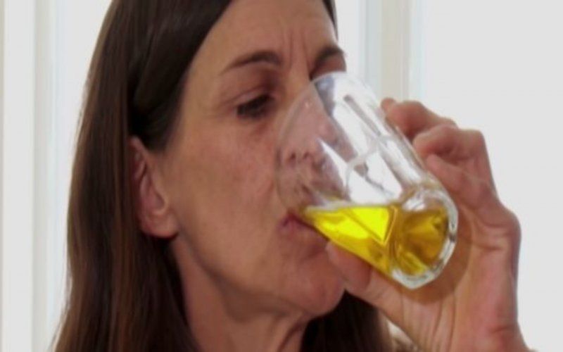 Vrouw (53) drinkt elke dag 5 glazen urine: “Als ik ermee stop, sterf ik”