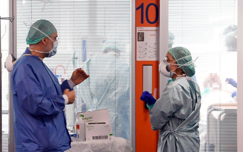 Verpleger Alex (22) over corona: “Het grenst aan het onmenselijke, mijn collega’s vertrekken na hun shift met tranen in de ogen”