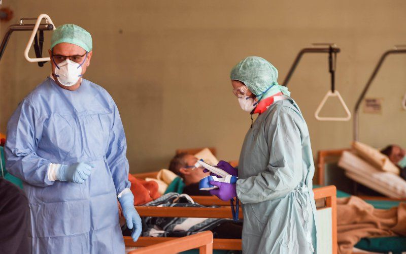 Pakkend verhaal van verpleegkundige: “Een collega pakte tóch de hand van de patiënt vast, zodat deze niet alleen hoefde te sterven”