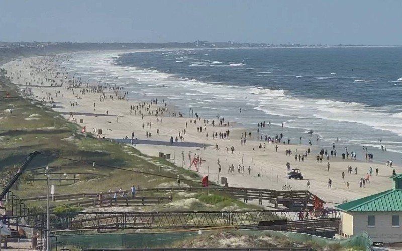 Ondanks honderden doden door coronavirus gaat strand van Florida weer open met overrompeling tot gevolg