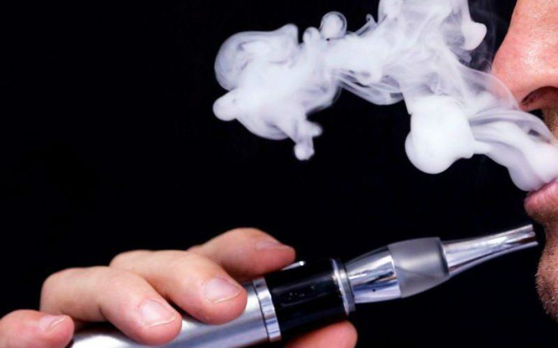 Ernstige waarschuwing: E-sigaret is wel degelijk schadelijk