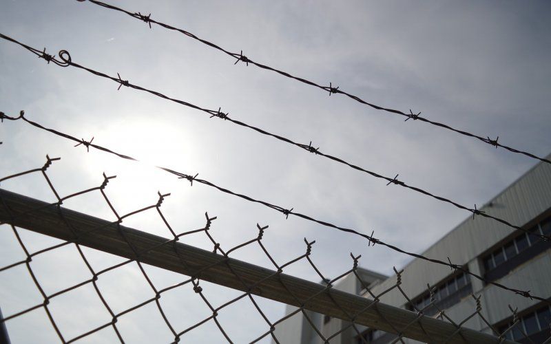 Medegevangene doodt kindermisbruikers in hun cel: “Ik doe er iedereen een plezier mee”