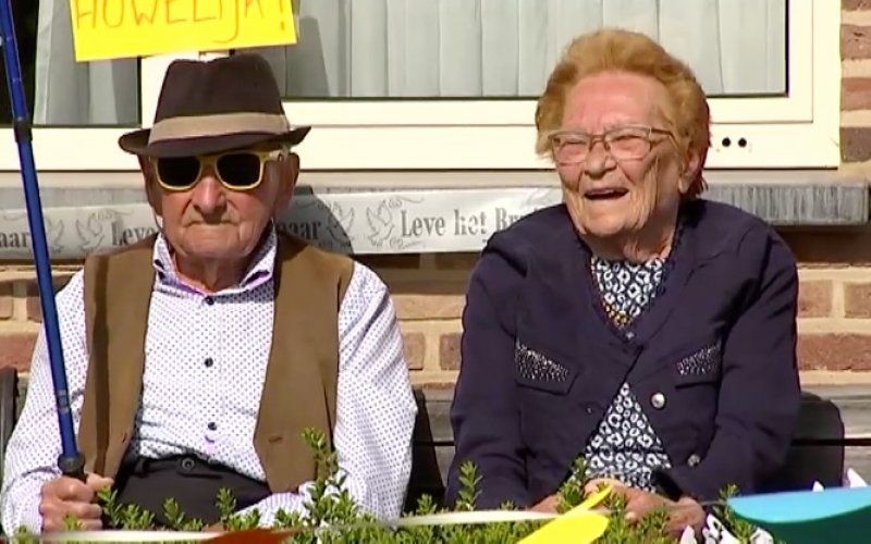 Mooie beelden in moeilijke tijden: koppel uit Deurne viert hun 70e huwelijksverjaardag, familie zingt hen toe vanop straat