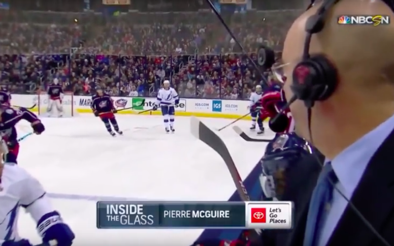 Op het nippertje: IJshockey puck mist gezicht van commentator op een haar na