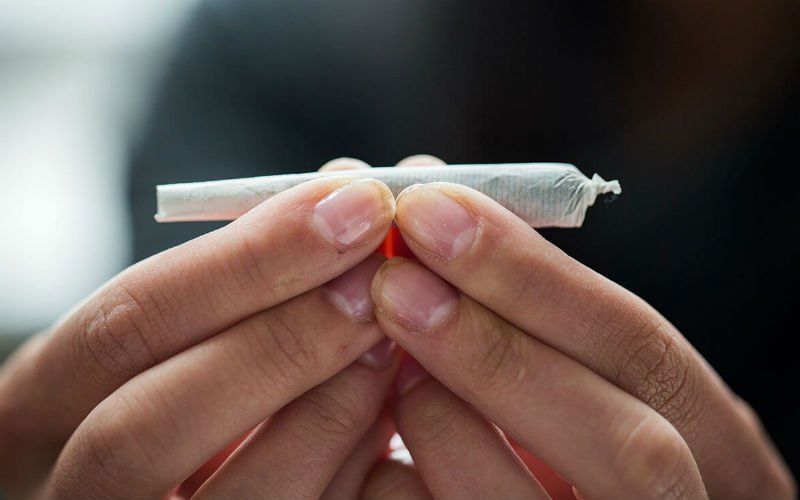 Joint roken op straat kost voortaan 100 euro
