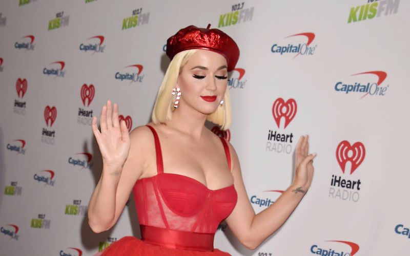 Katy Perry verleidt haar mannelijke fans in pikante outfit