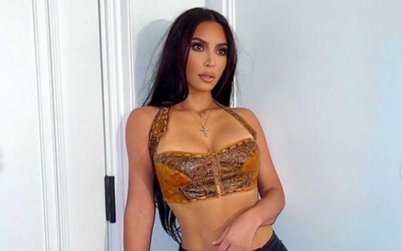 Kim Kardashian neemt haar kinderen uit in SM-outfit, volgers stomverbaasd