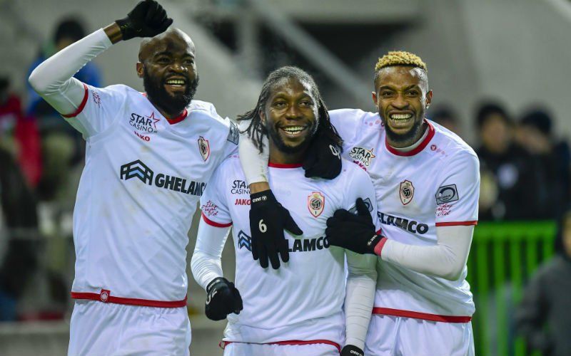 Mbokani en Refaelov klaren de klus voor Antwerp, dat Club Brugge onder druk zet