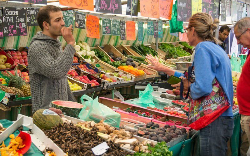 Marktkramers in Asse worden verplicht Nederlands te spreken tegen hun klanten: "Wie weigert, riskeert sancties"