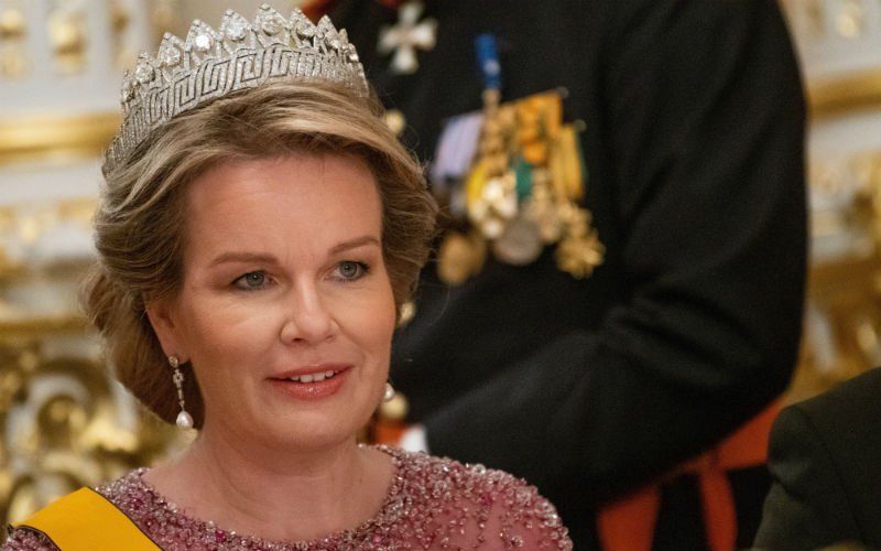 Koningin Mathilde verrast alle Belgen met opvallende look