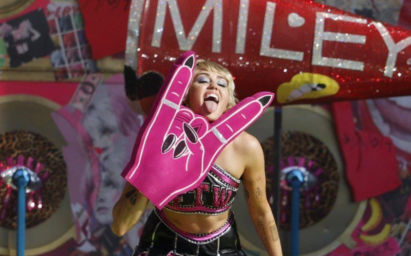 Miley Cyrus trekt haar kleren uit: “De allerheetste”