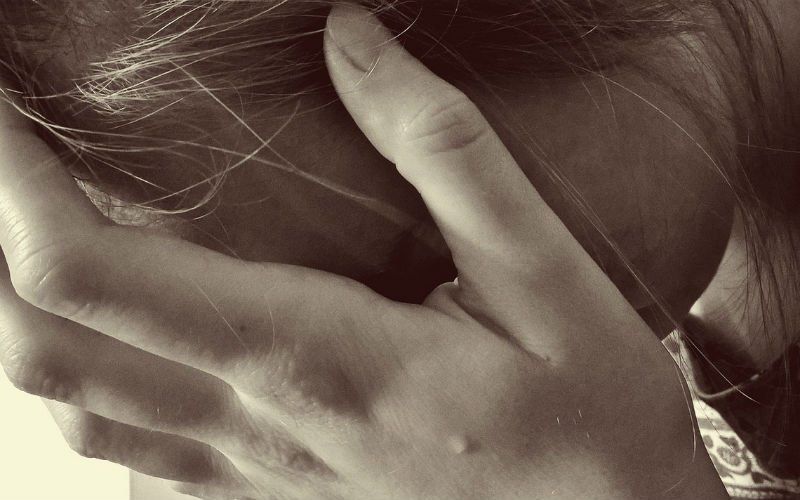 Meisje van 14 stapt uit het leven nadat vijf tieners haar verkrachten en beelden verspreiden: "Had ze toch maar iets gezegd tegen mij"