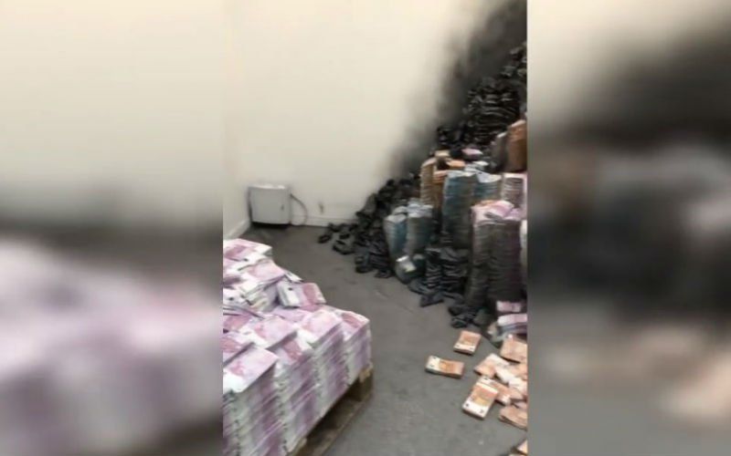 Ruimte vol met geld schiet in brand (VIDEO)