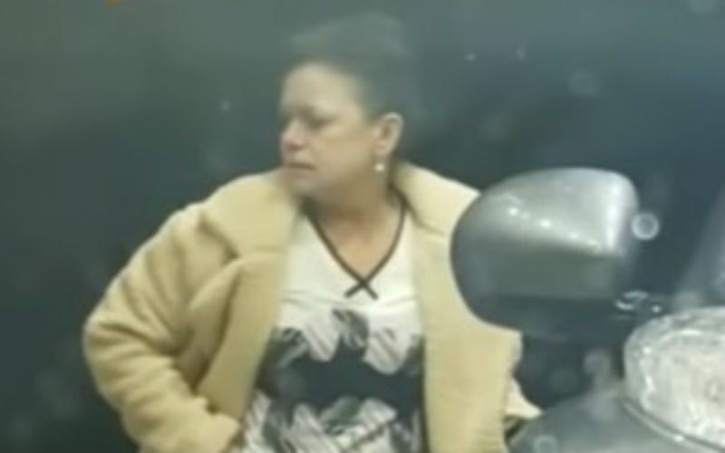 Vrouw probeert te tanken zonder slang (VIDEO)