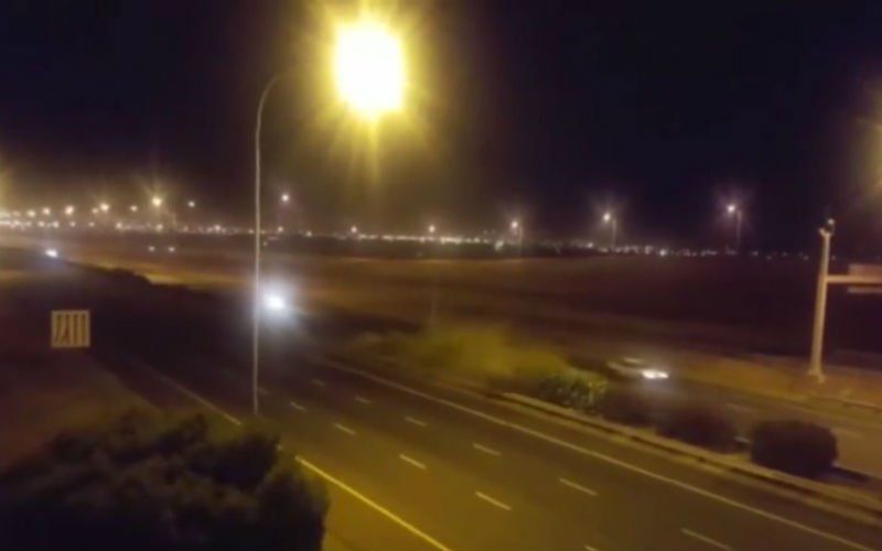 Verschrikkelijk: BMW crasht tijdens streetrace tegen 300 km/u (VIDEO)