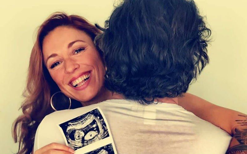 Zangeres Natalia deelt prachtige foto’s van haar zwangere buik