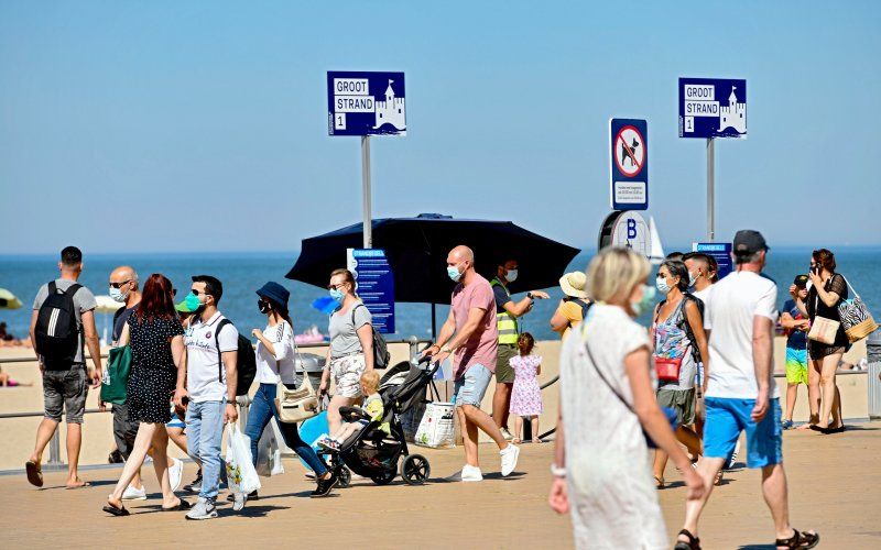 Recordaantal achtergelaten afval aan Belgische kust: “Vuilnisbakken lopen allemaal over”
