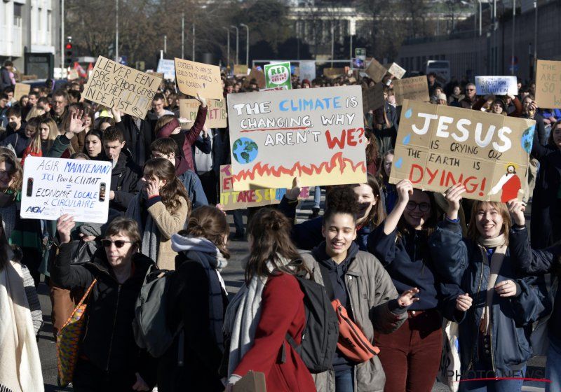Klimaatactivisten blokkeren ingang BNP Parisbas Fortis in Brussel