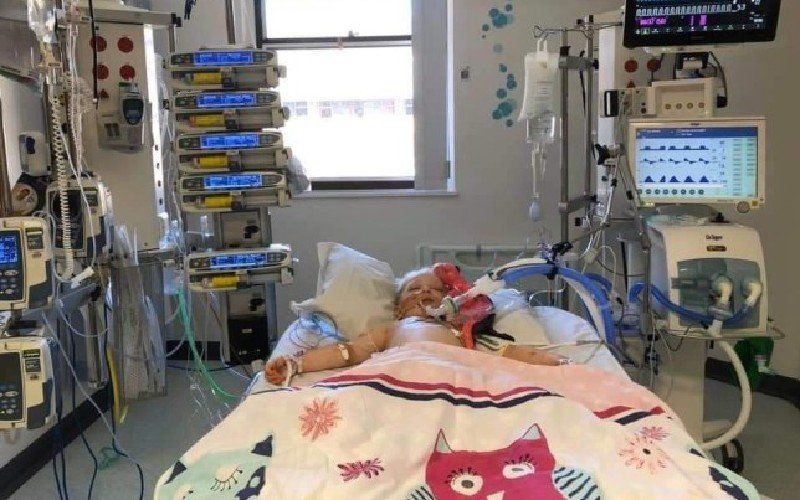 "Hou je kinderen thuis": Meisje van vijf vecht voor haar leven nadat ze eerder hersteld was van Covid-19