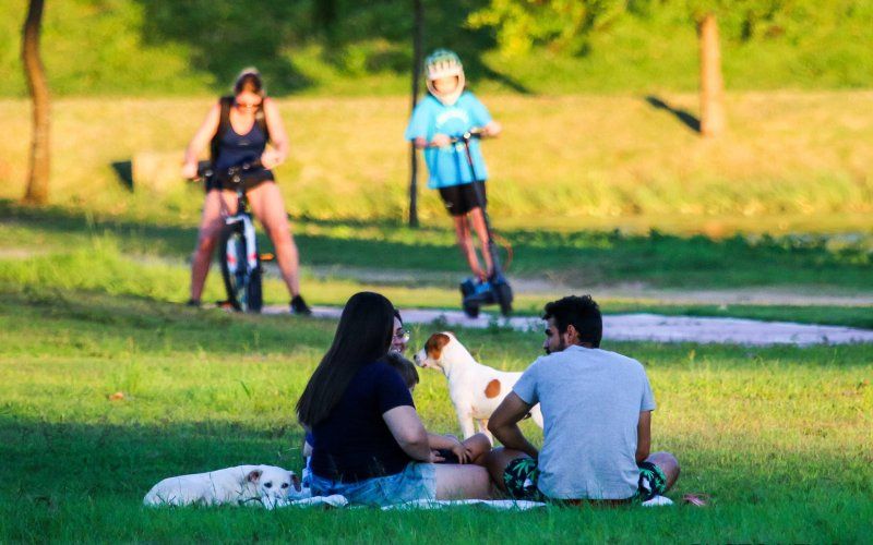Nieuwe coronarichtlijnen: gezin met jonge kinderen mag vanaf nu de auto nemen voor recreatieve activiteiten, verboden om in parken te gaan zitten