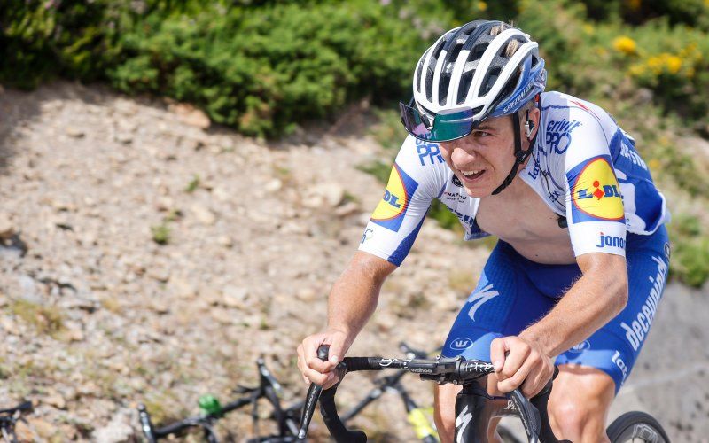 Buitenaardse Remco Evenepoel wint na ongelooflijke solo in Ronde van Polen en eert Fabio Jakobsen
