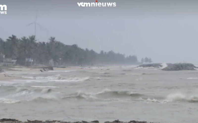 Tienduizenden toeristen op de vlucht in Thailand voor storm met metershoge golven
