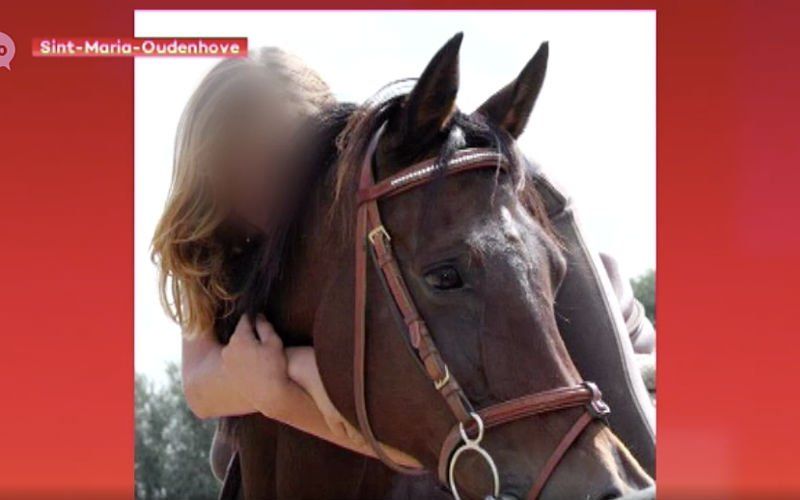 22-jarige dochter blijft alleen achter nadat haar moeder haar vader vermoordde: "Ze vindt heel veel troost bij haar paarden"