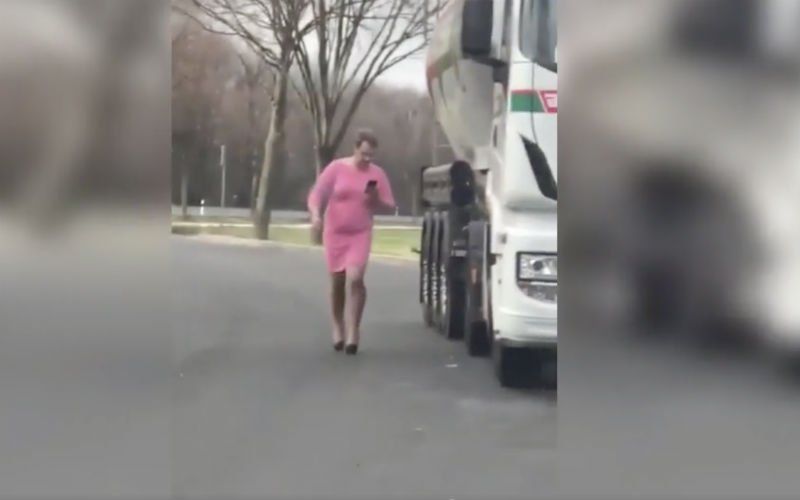 Truckchauffeur neemt even pauze en trekt dan maar zijn vrouwenkleren aan (VIDEO)