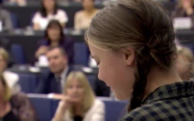 Greta Thunberg breekt tijdens speech in Europees Parlement: "Ik wil dat jullie panikeren"